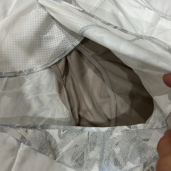 LULULEMON Running shorts. Size 6 - Picture 4 of 5